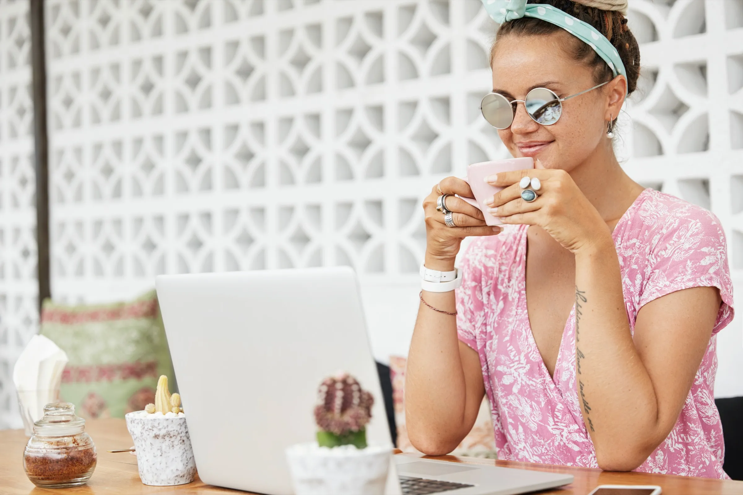 Dienstleisterin arbeitet online